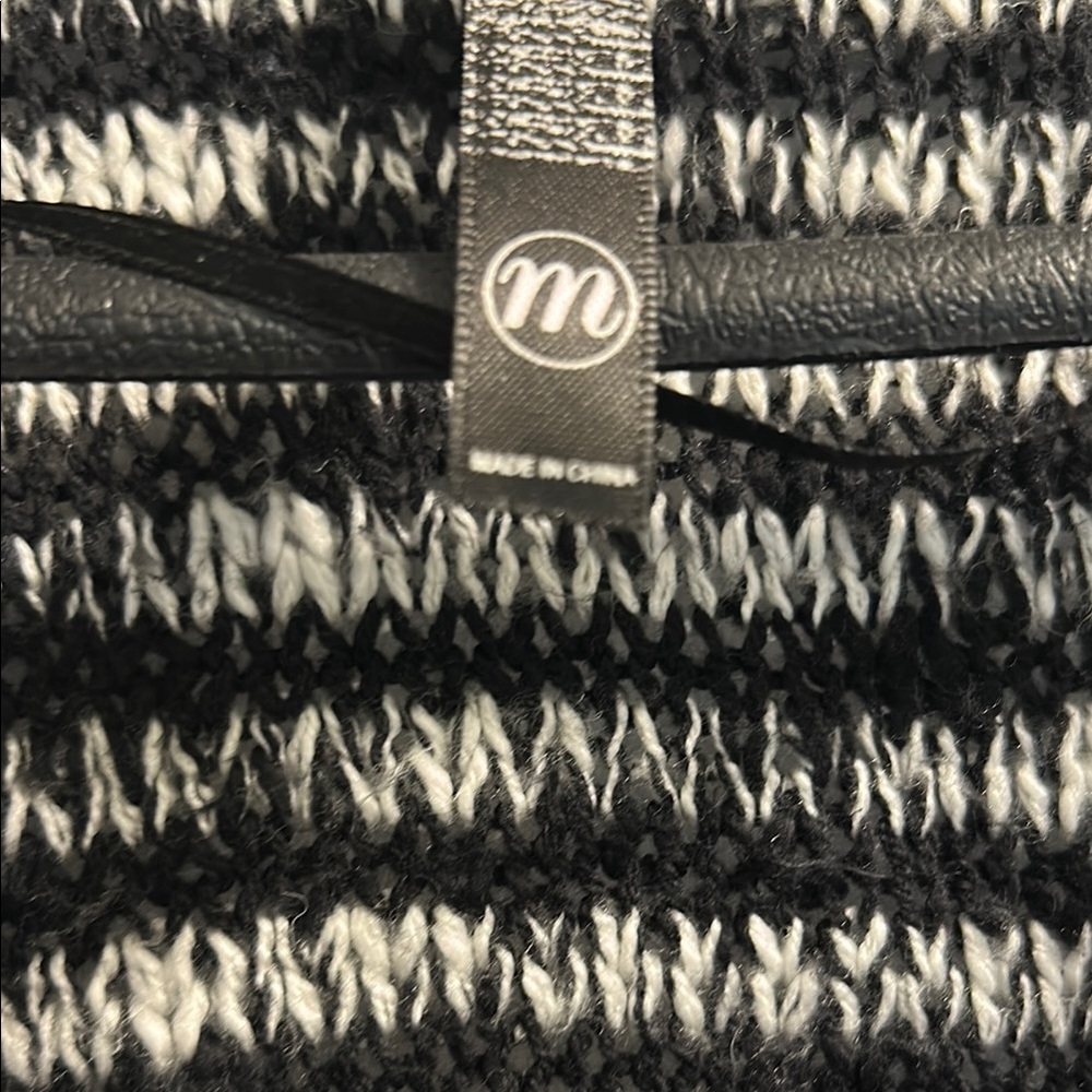 Kensie Monochrome Knit Vest with Fringe - Picture 3 of 4